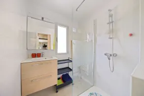 Charming T2 apartment near the sea - Residence with trees and swimming pool - Image 2