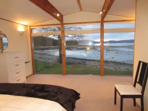 Shore front location, private beach, Loch Fyne, Argyll. Sleeps 6 - Image 4