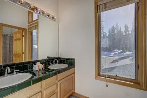 ⭐️ Townhome On Bus Route, NordicTrails HeatedGarage, Close to Slopes EV Charger - Image 3