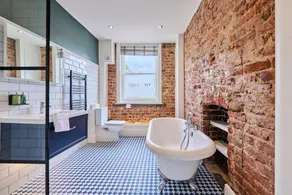 The Crown Pub & Guesthouse - Image 2