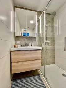  One Lux Stay near Fashion District - Image 4