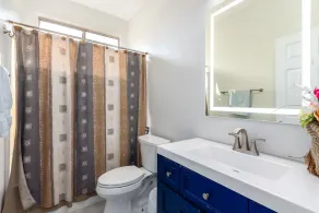 Luxury modern retreat with tropical backyard-at a great Location-EZ FWY access - Image 5