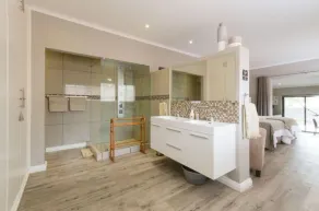 Queensrest - Image 2