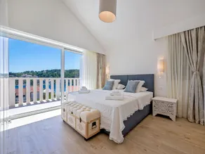 Villa con internet de alta velocidad y piscina privada | Vistas al agua - Image 3