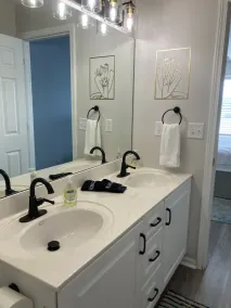 Relax on your screened in balcony overlooking the Lake. Two Golf Courses nearby. - Image 4