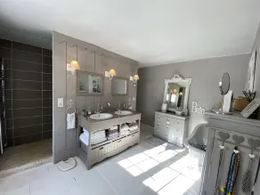 Authentic and family charming house on a 3600 m² park with swimming pool. - Image 2