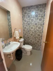 300MB/S Wifi with an amazing pool 3 Bed 2.5bath house - Image 5