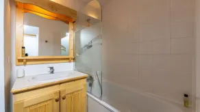 Cosy apt 8 ppl, mountain view, pool, parking - Image 3