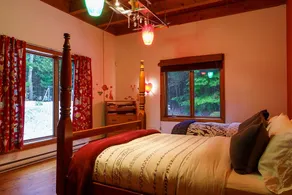 Ubicada en el corazón de la naturaleza, La Romane combina diseño contemporáneo, calidez y comodidad, con un spa privado todo el año, sala de billar y una piscina climatizada en verano. - Image 5