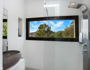 Child-friendly villa with sea view - Image 3