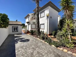 Luxus-Golfvilla in erster Reihe mit privatem Pool & Panoramablick - Image 4