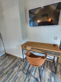 Chambre Industrielle Avec Jacuzzi Privatif Sous les Poutres - Image 3