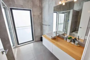 Located just a short drive from the ocean - Image 4