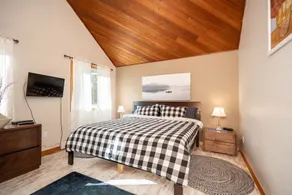 Cedar House on Lakefront Facing Elk Island in Victoria Beach-non-restricted area - Image 4