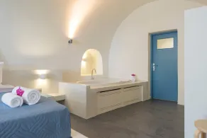 Illusion Cave Suite (Sea View) - Image 4