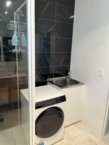 3km from CBD. 4-year-old, modern, self-contained unit with a homely touch. - Image 2