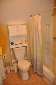 Lovely one bedroom apartment private entrance utilities included - Image 4