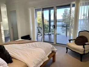 Absolute lake front - lie in bed & listen to the fish jump! - Image 5