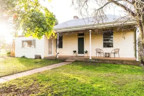 Tranquil 4 bedroom house with fireplace - Image 4