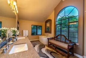 Beautiful 6 Bedroom Estate in Quiet Neighborhood - Image 4
