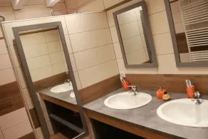 GITE DI 4 CAMERE DA LETTO + GRANDE DORMITORIO DI 6 + AMPIO CAMINO + MEZZANINA + 3 BAGNI - Image 3