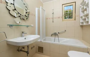 Villa Hacienda med trevlig trädgård och pool, nära Porec - Image 3