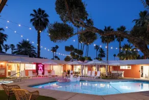 Double Queen Poolside Suite - Image 3