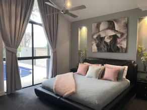 Luxury resort style living on Lake Mulwala with breathtaking views & pool/sauna! - Image 4