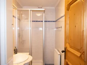 Holiday Flat with Pool Access - Image 4