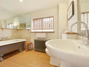 PITTARDS FARM COTTAGE, romantic, with a garden in South Petherton - Image 4