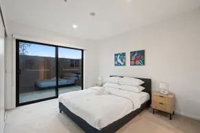 Stylish 2-Bed Townhouse with Balcony - Image 4