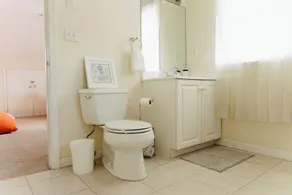 Urban Oasis 45 min to NYC 2.5 Bath + Garage + Yard - Image 4