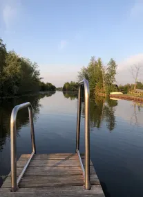 Pequena casa de campo, à direita no lago, senhorio privado, em área de conservação - Image 2