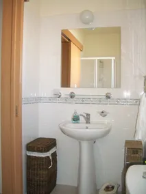 Herrliche Erdgeschosswohnung neben großem Pool, freiem Internet & Meerblick - Image 2
