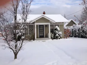 Bright cozy cottage with Mt. Adams view - Image 5