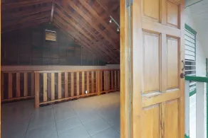 Lofty Space with a Private Veranda and Free WiFi - Walk 10 Minutes into Town - Image 4