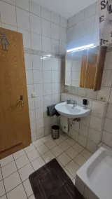 Moderno monolocale con cucina attrezzata e bagno con doccia - con balcone - Image 3