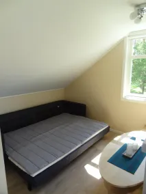Hus med søen Innaren som den nærmeste nabo - Image 4