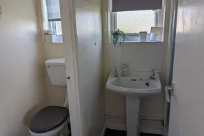 2 Bed Chalet - Sleeps 5 - Free Parking - Tv - Image 4