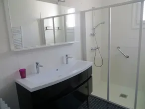 hus med have omgjort, privat vej, tæt på havet og byens centrum - Image 3