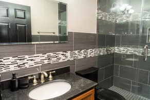 Modernes Haus mit 2 Schlafzimmern, Dachboden und einem Kamin im Wohnzimmer! - Image 5