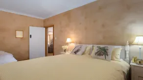 Bondegården - drue vinstokke og rullende grønne bakker - Image 5