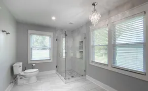 Modern 3 BR bungalow sleep 8, family/pet friendly, 15 min from downtown/outlets - Image 3
