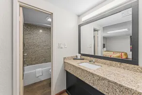 Guest Inn Rogers - Image 5