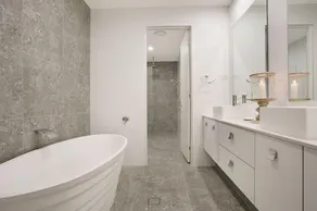 STUNNING DESIGNER HOME – Exceptional Quality - Image 3