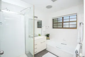 Sunrise Holiday Home - Space, Style, Comfort & Heated Pool - Image 2