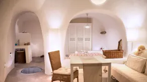 Oia, Finikia Cave House - Image 2