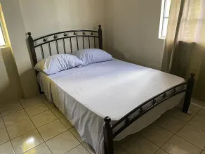 Lovely 2-bedroom 1 bath apt. with free parking - Image 4