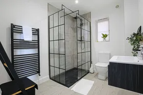 Redwald House 4-Bed 2.5 Bathroom - Sleeps 12 - Image 5