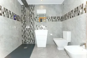 Fully Air Conditioned Luxury 9th Floor Apartment with Balcony & Ocean Views - Image 2